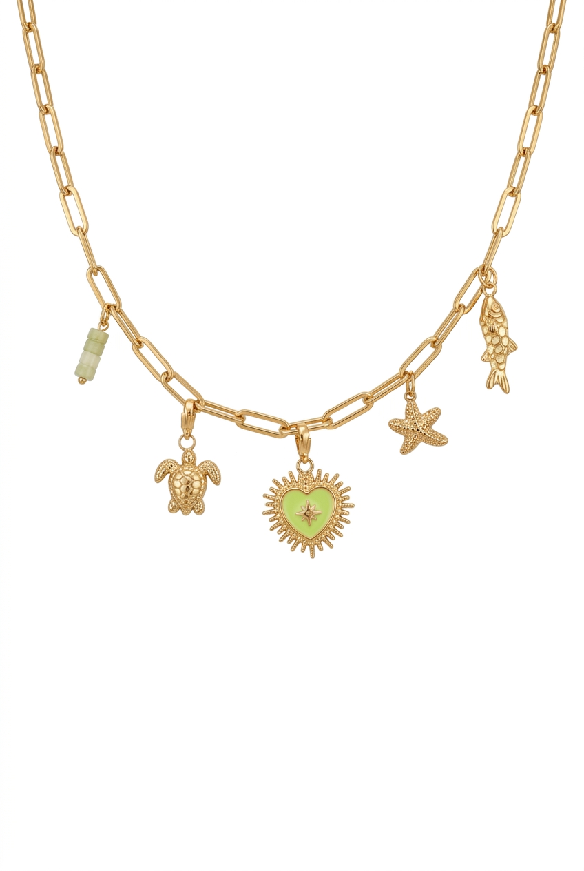 Ketting met zeepaardje op witte achtergrond