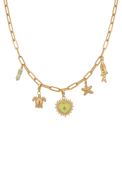 Ketting met zeepaardje op witte achtergrond